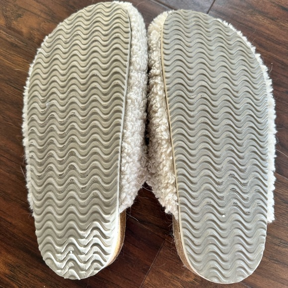 American Eagle Ourfitters Sherpa Clogs - Picture 3 of 3